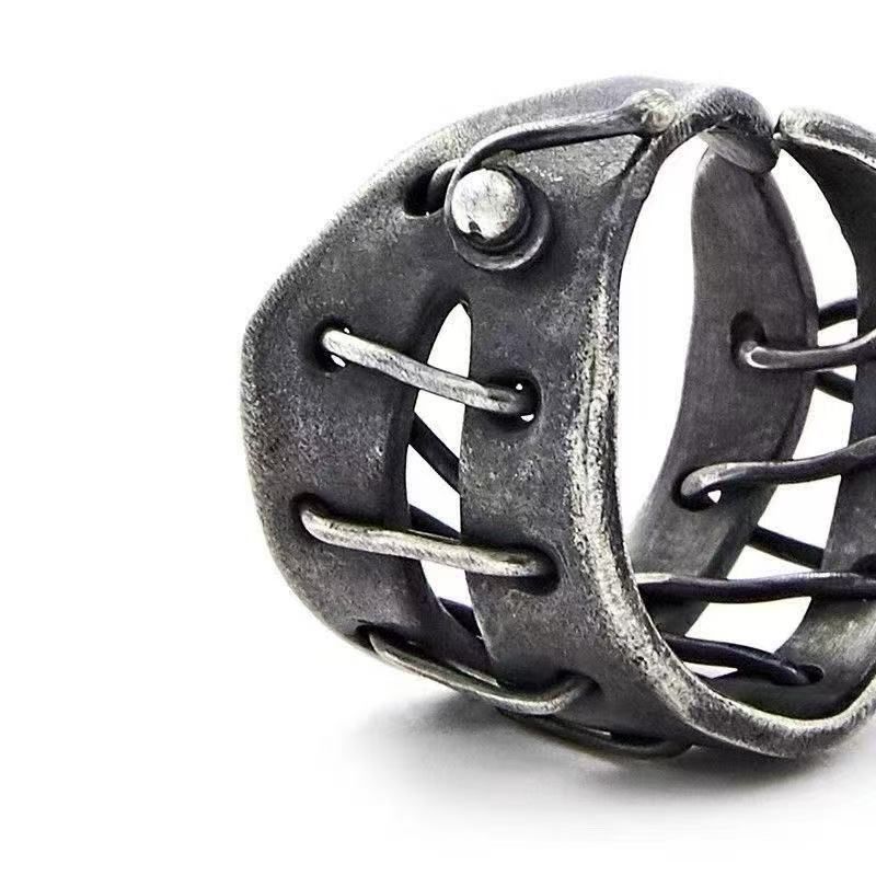 Bague vintage au design irrégulier et au style sombre, ornée d'un nœud artisanal imposant, inspirée du hip-hop et idéale pour les doigts et les mains._voghion.com