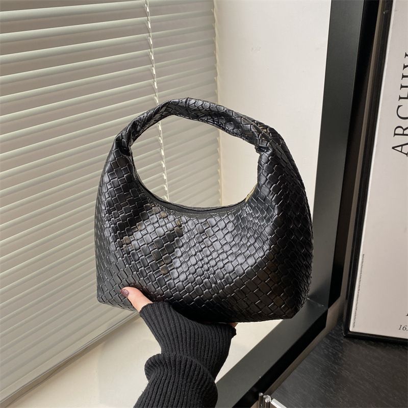 Modne torebki damskie pod pachami w tym roku: luksusowe, eleganckie, poręczne torebki typu Crescent, modne torebki crossbody do pracy_voghion.com