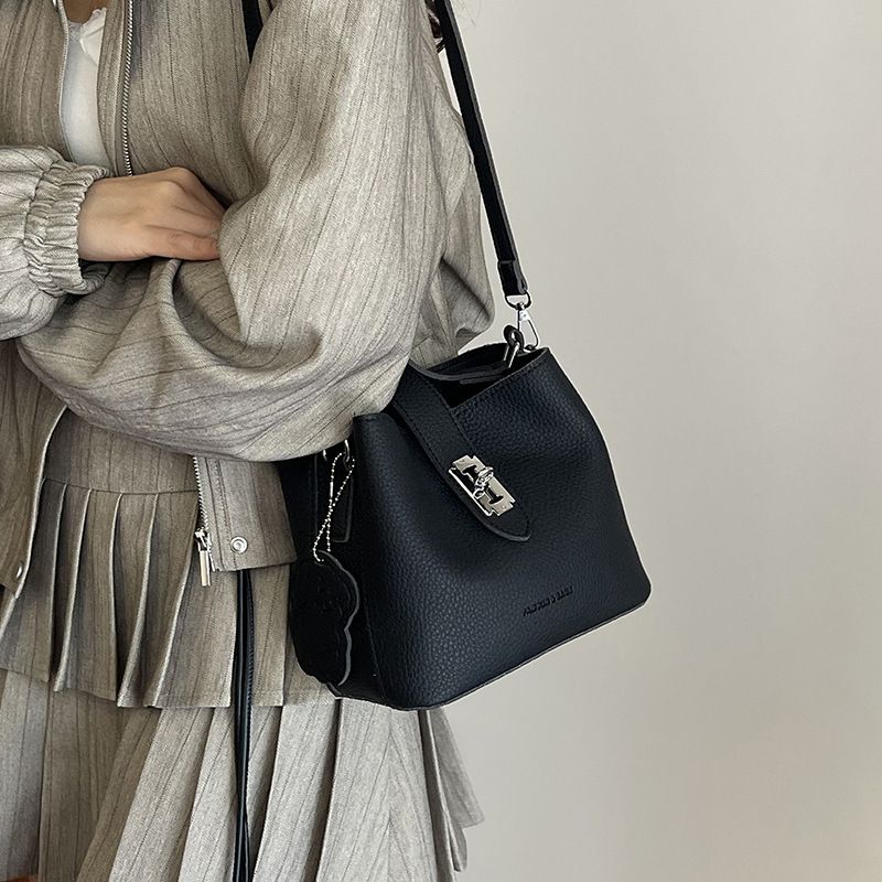Nuova borsa a mano di nicchia 2025, piccola tote bag per donna, semplice borsa a tracolla versatile con motivo litchi_voghion.com