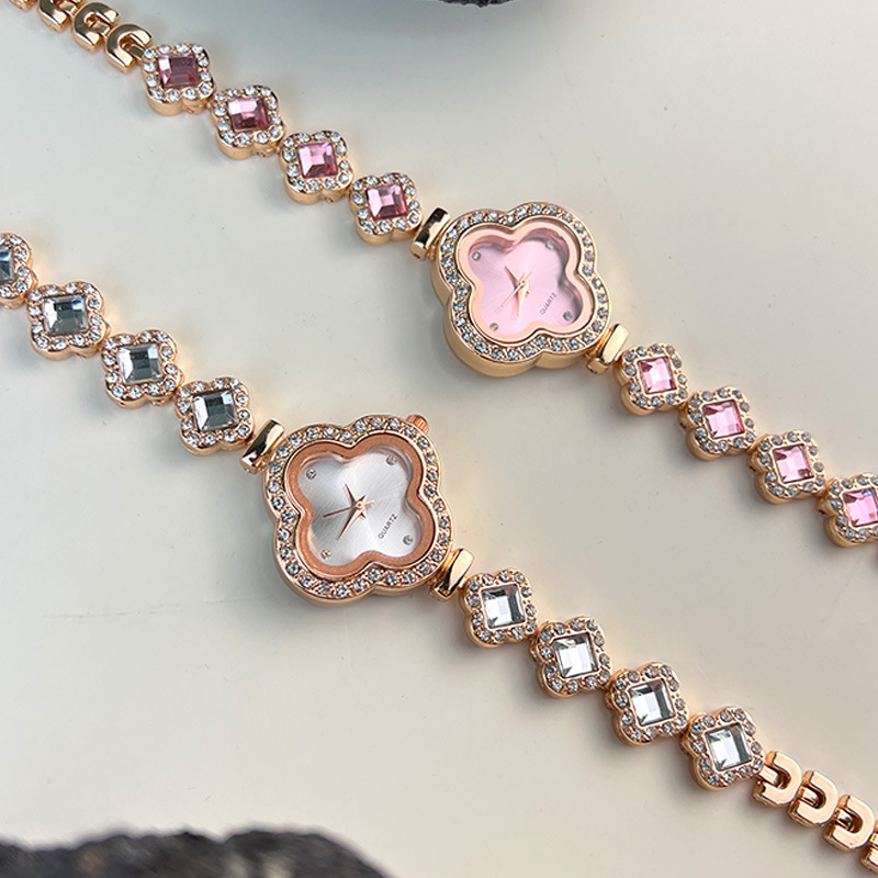 Orologio da donna di lusso leggero a quattro foglie di erba alla moda, senso avanzato, nuovo lotto di orologi con diamanti intarsiati dal design di minoranza rossa_voghion.com