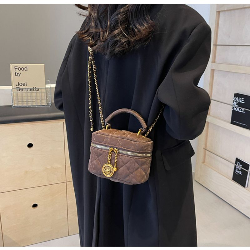 2024 New Retro Lingge Chain Unique Design Crossbody Women's High Quality Texture Handheld Bucket Shoulder Bag_voghion.com