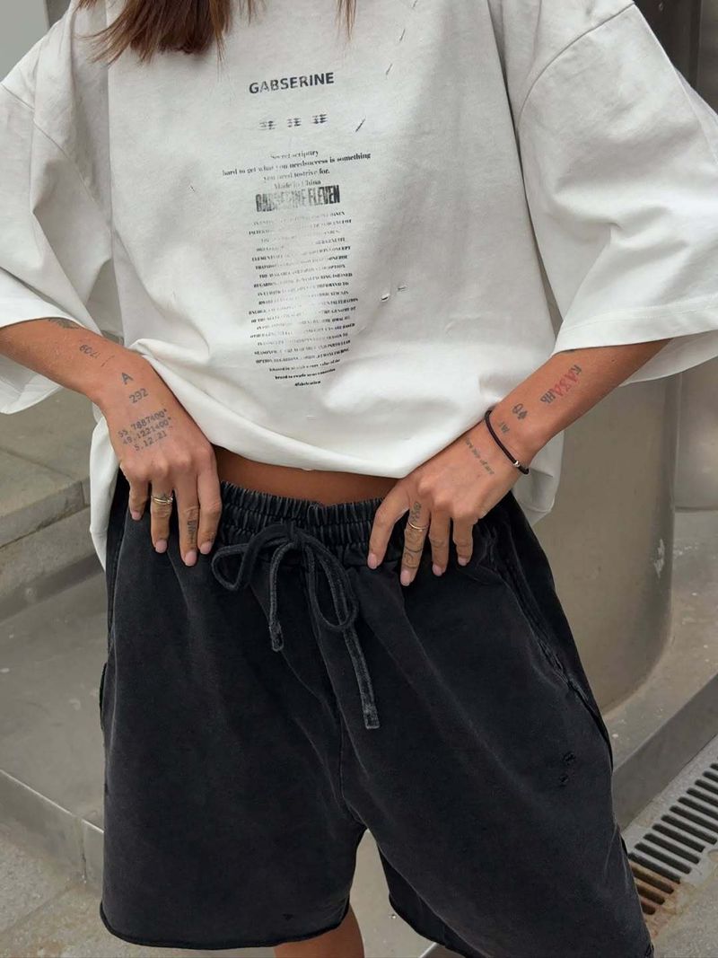 Oversized Distressed Graphic Tee – Streetwear Essential (S-L, Baumwollmischung, überschnittene Schultern, Insta-würdig)_voghion.com