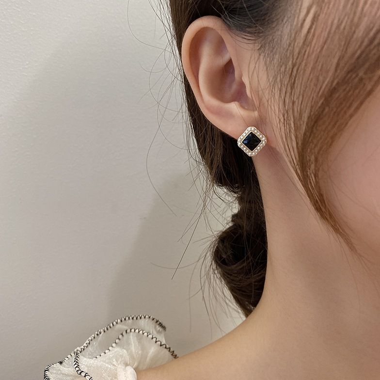 classic small fragrant style black pearl with personalized simplicity and high-end feel French internet red earrings_voghion.com