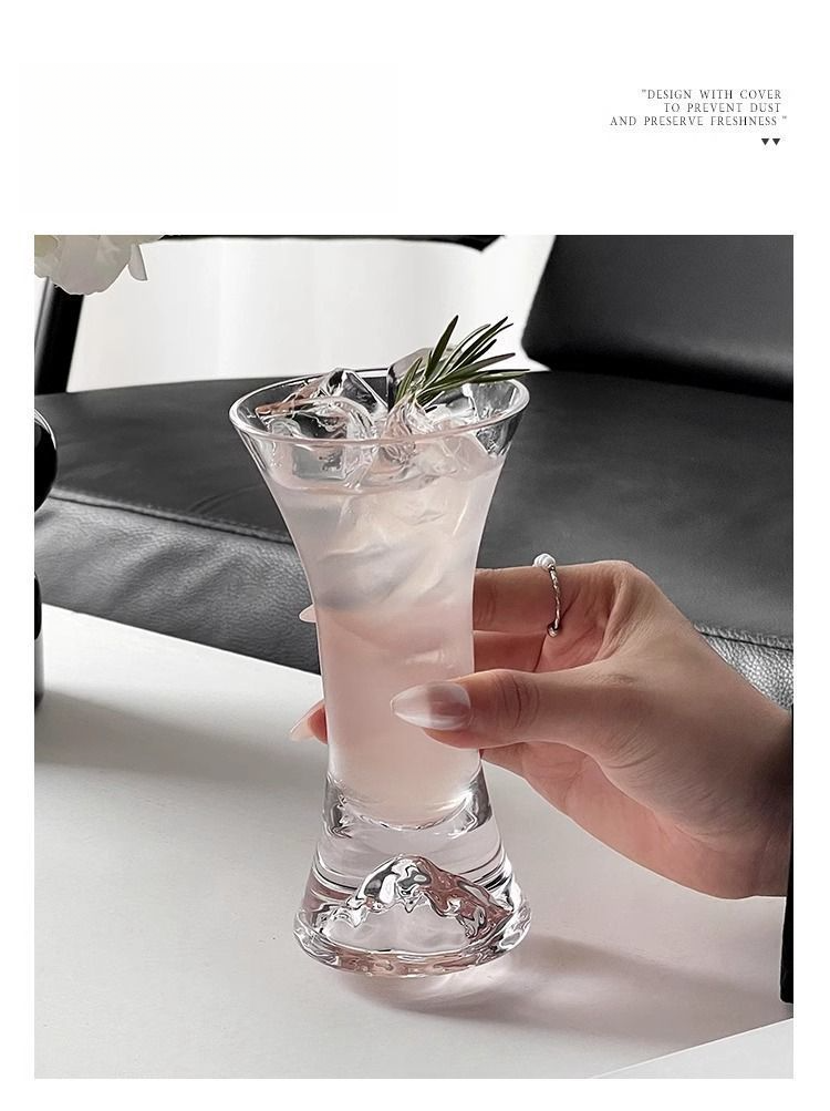 Vaso de cóctel de champán con vistas a la montaña, ideal para personas de internet de alto valor, ideal para bebidas frías._voghion.com
