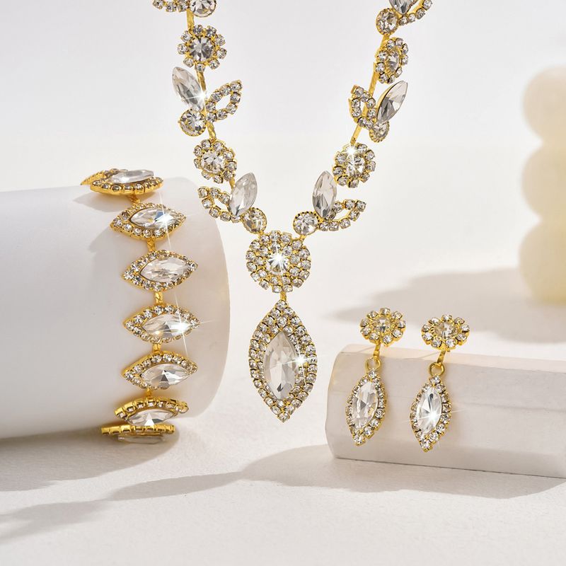 Set di gioielli da donna, gioielli di moda all'ingrosso, set di gioielli da sposa con fiori in cristallo bianco, collana, accessori per abiti da sposa e banchetti alla moda._voghion.com