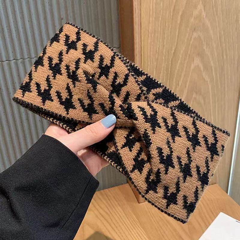 Nova faixa de cabelo esportiva de lã tricotada estilo pied-de-poule retrô, outono e inverno, com bordas largas, acessórios para cabelo preto e branco para mulheres_voghion.com