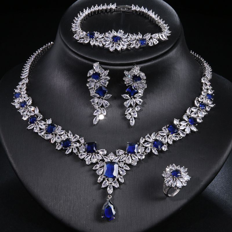 Set di gioielli da donna - Eleganti orecchini, collana, bracciale e anello in zircone verde smeraldo per la sposa e le damigelle. Accessori da sposa_voghion.com