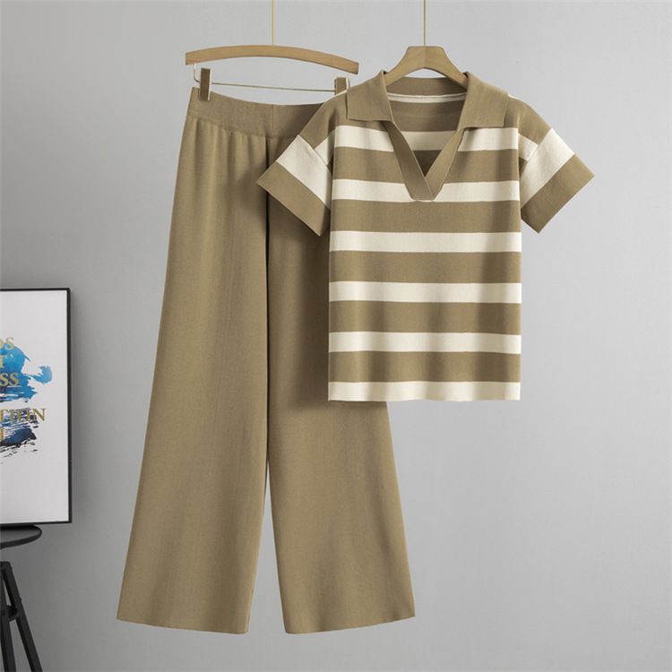 Damenbekleidung, V-Ausschnitt, kurzärmelig, gestreiftes Strickoberteil, modisch, schmale Hose mit weitem Bein, zweiteiliger Anzug_voghion.com
