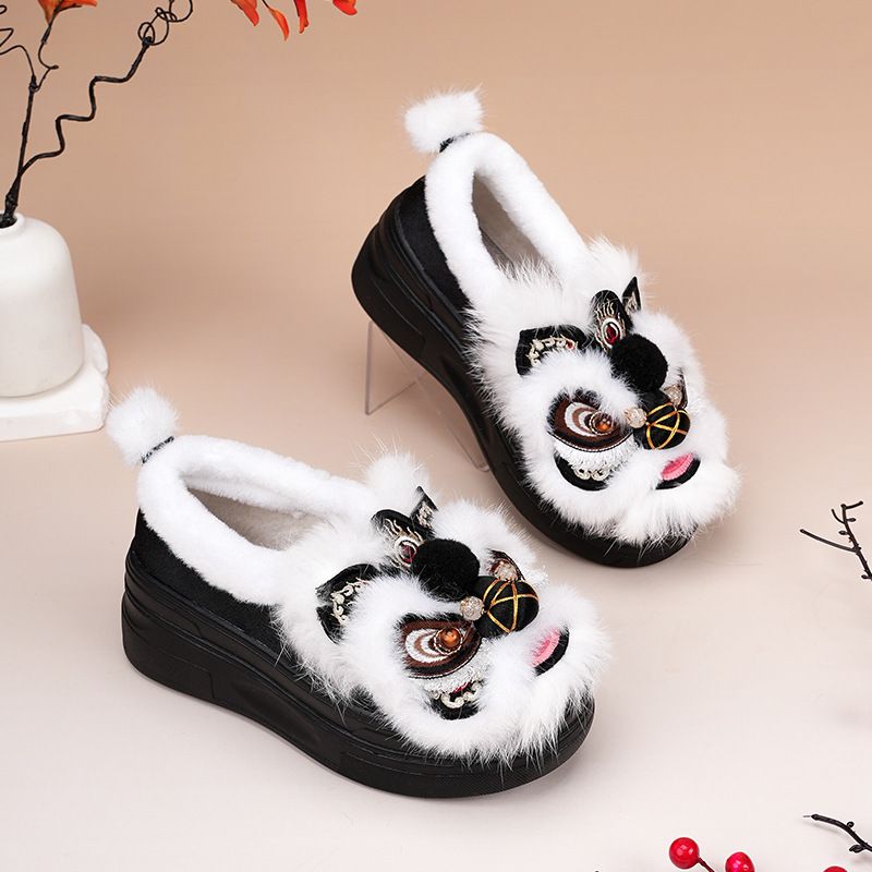 ShoeGlobe Schuhe aus echter Wolle und Baumwolle mit Tigerkopf- und Löwentanzmotiv, dick besohlen, handgefertigt und bestickt, im Ethno-Stil (1913-26)_voghion.com