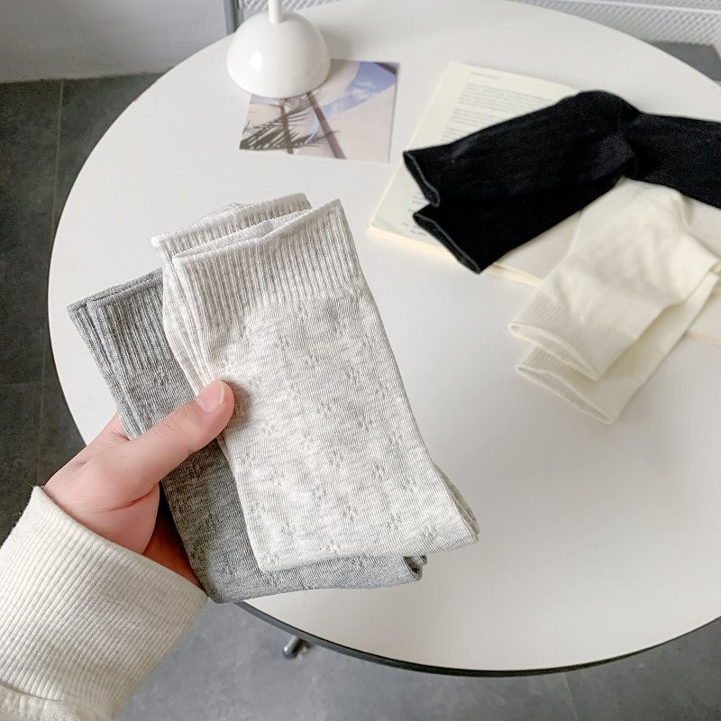 Calzini estivi senza cuciture da donna, a metà polpaccio, in cotone bianco con interno in rete sottile color crema_voghion.com