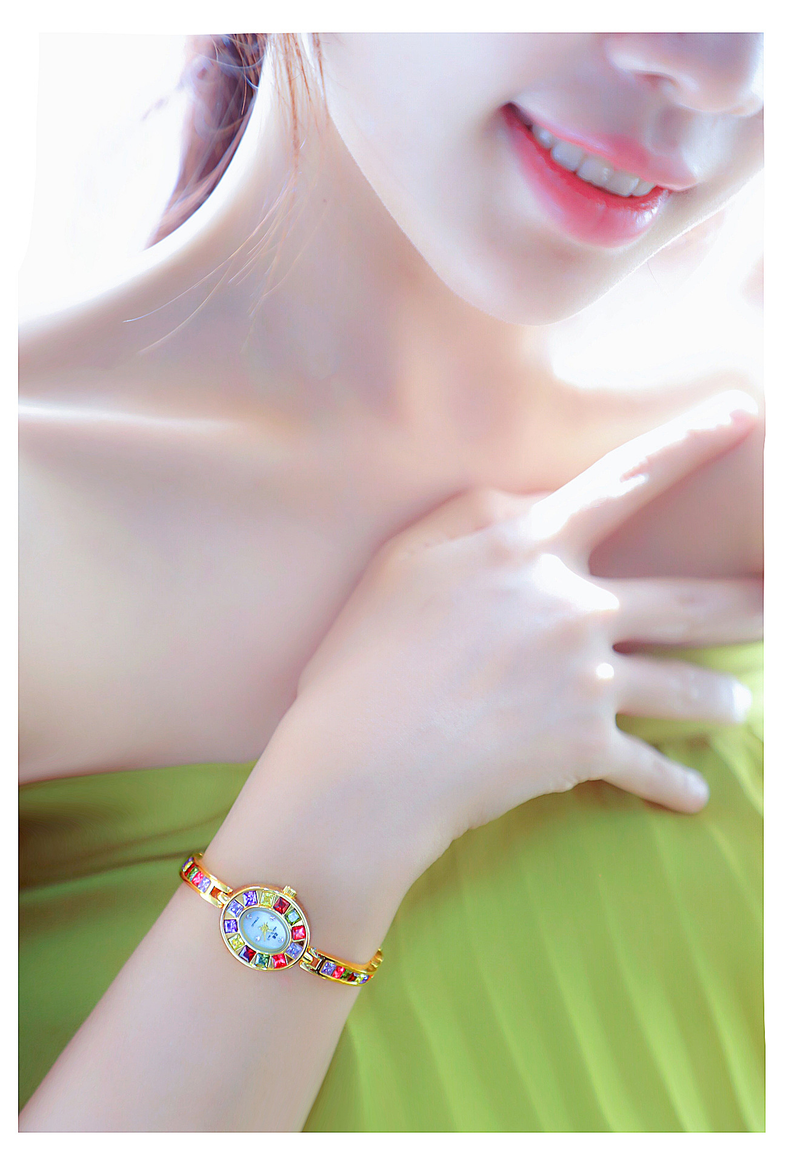 Women's Stylish Rainbow Gradient Dial Quartz Watch With Mineral Crystal & Jewelry Clasp – Fashionable & Water-Resistant_voghion.com