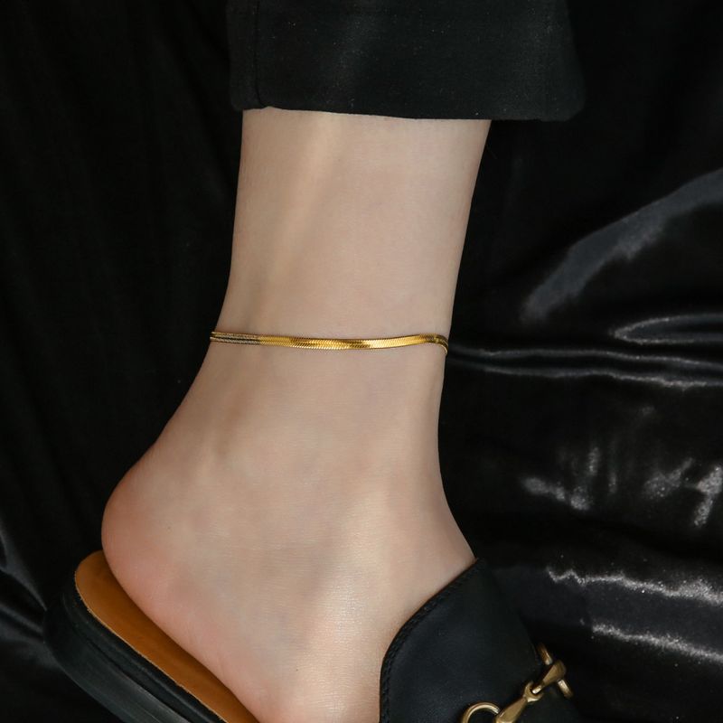 Minimalistisches Fußkettchen aus silbernem Knochenherz aus Titanstahl für Frauen, elegante Persönlichkeit, flache Schlange_voghion.com