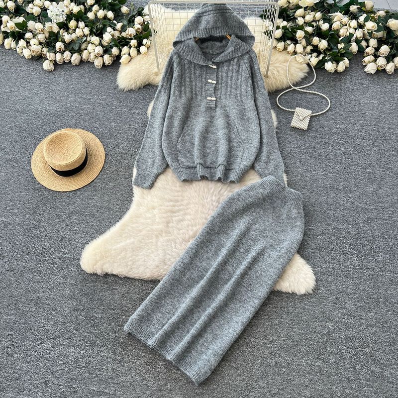 Damenbekleidung: Gemütliches Set aus übergroßem Hoodie und hoch tailliertem, figurbetontem Rock – lässiges zweiteiliges Outfit für Damen, Loungewear und Streetstyle_voghion.com