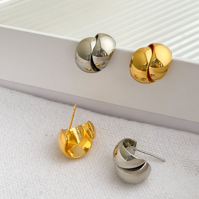 Piccolo design di nicchia con superfici fotosensibili sfalsate e stratificate, orecchini da donna in stile cool a forma di C irregolare e_voghion.com