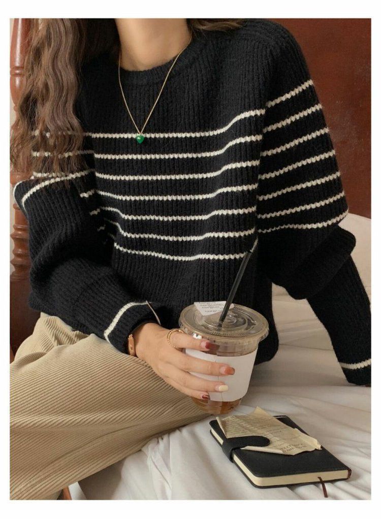 Lässiger, gerippter Pullover mit schwarz-weißen Streifen für Damen – Trendiger koreanischer Stil für Herbst/Winter 2023 – locker, weich, rund geschnitten_voghion.com