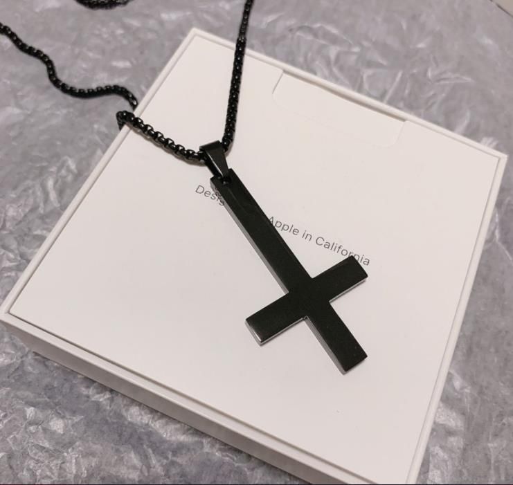 Collana con croce rovesciata nera da uomo, ciondolo in acciaio al titanio per donna, minimalista, placcato in oro bianco, accessori alla moda per uomo_voghion.com