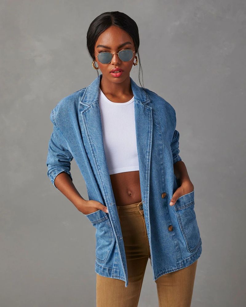 "Klassische, verwaschene Jeansjacke für Damen in Blau – Lässig und stylisch für den Alltag"_voghion.com