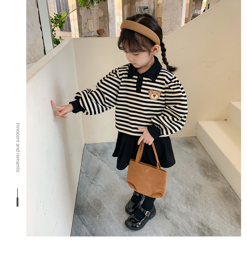Versione coreana della nuova bambina autunnale del 2023 con felpa con cappuccio a forma di orsetto a righe e gonna corta a pieghe in due pezzi_voghion.com