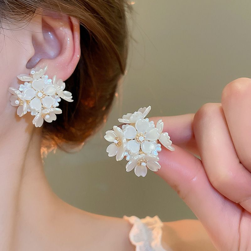 Orecchini a bottone in argento con fiocco e fiore, stile artistico, stile francese, di lusso e alla moda._voghion.com