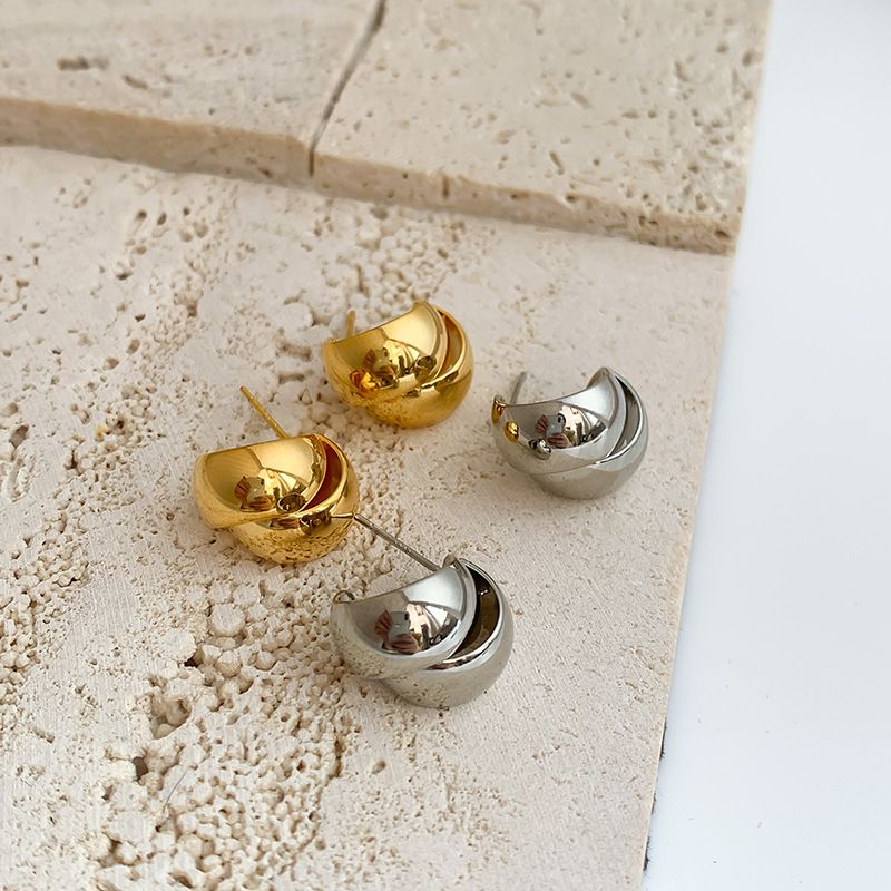 Piccolo design di nicchia con superfici fotosensibili sfalsate e stratificate, orecchini da donna in stile cool a forma di C irregolare e_voghion.com