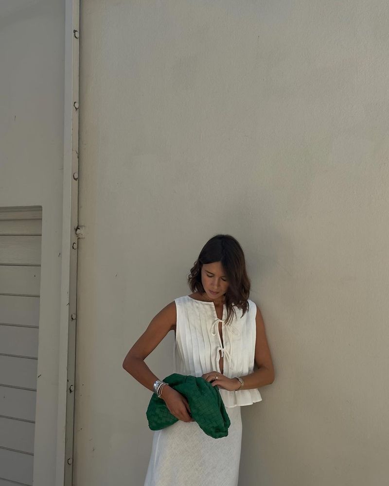 Completo da donna europeo e americano, primavera ed estate 2025, in cotone e lino, senza maniche, due pezzi, con camicia e gonna lunga da donna con spalline sottili._voghion.com