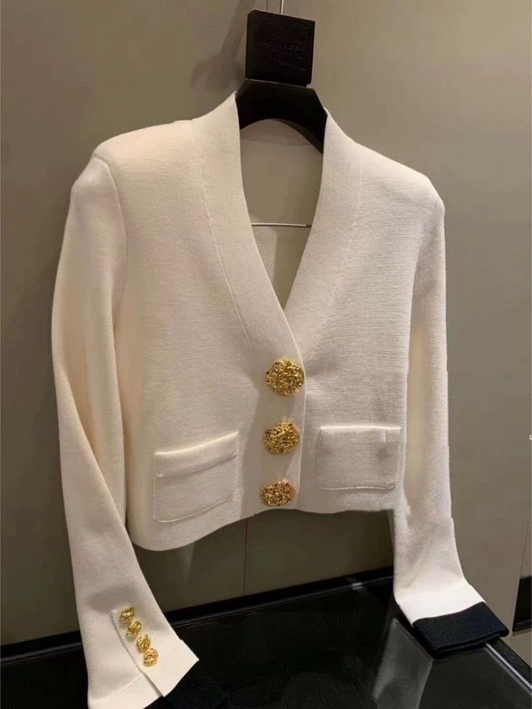 Ropa de mujer Cárdigan de punto ligero de lujo nuevo con botones dorados en contraste blanco y negro y escote en V_voghion.com