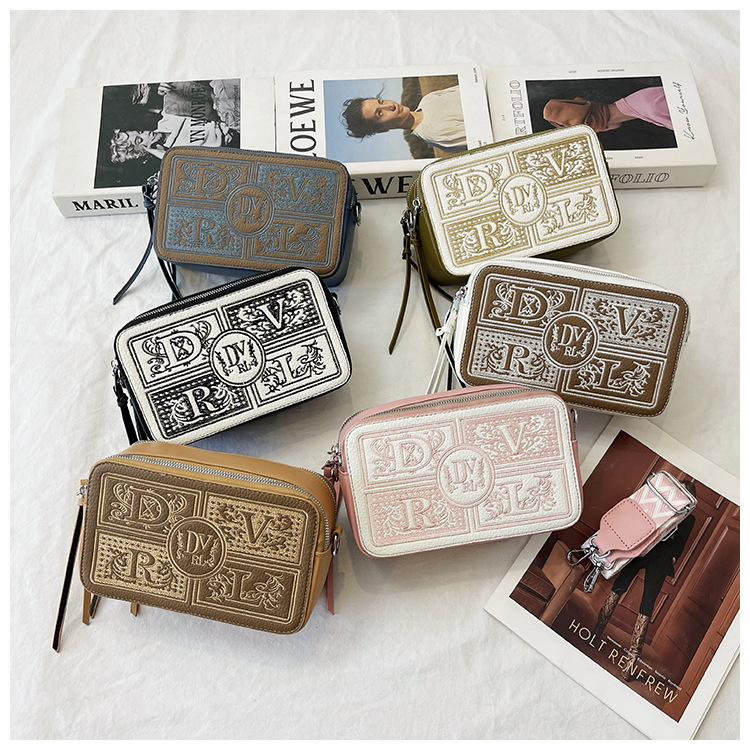 Sac pour appareil photo brodé de conception de Niche pour femmes, nouveau style transfrontalier, petit sac carré haut de gamme, sacs à bandoulière polyvalents, 2024_voghion.com