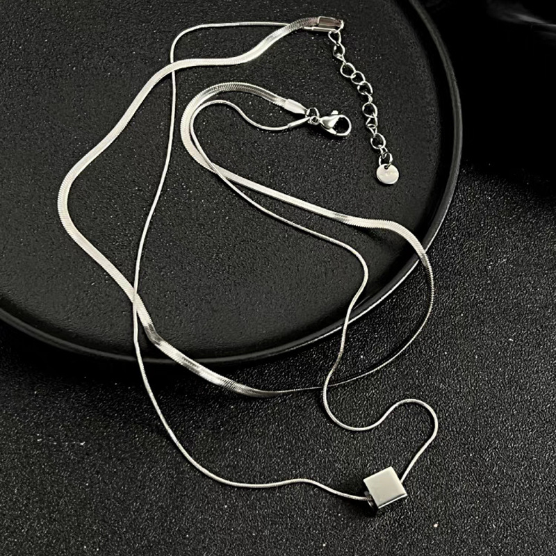 Collana in acciaio al titanio con ciondolo a blocco tridimensionale incolore con catena a doppio strato di osso di serpente impilato,_voghion.com