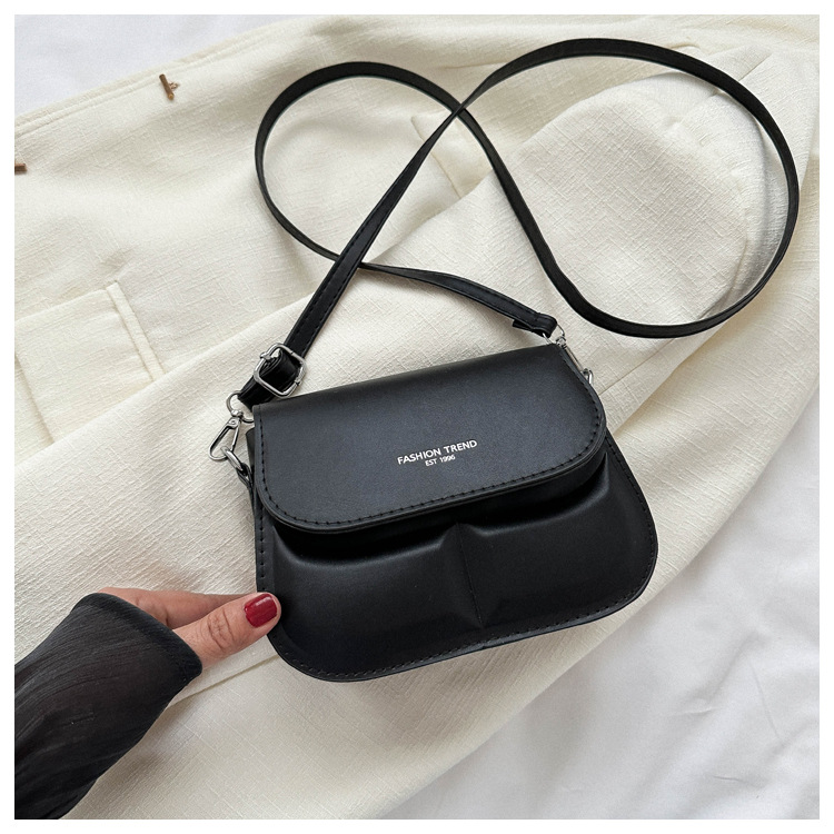 2023 sommer Neue Sattel Tasche Umhängetasche Weibliche Einfache Mode Schulter Tasche Casual Pendeln Nische Design Tasche_voghion.com