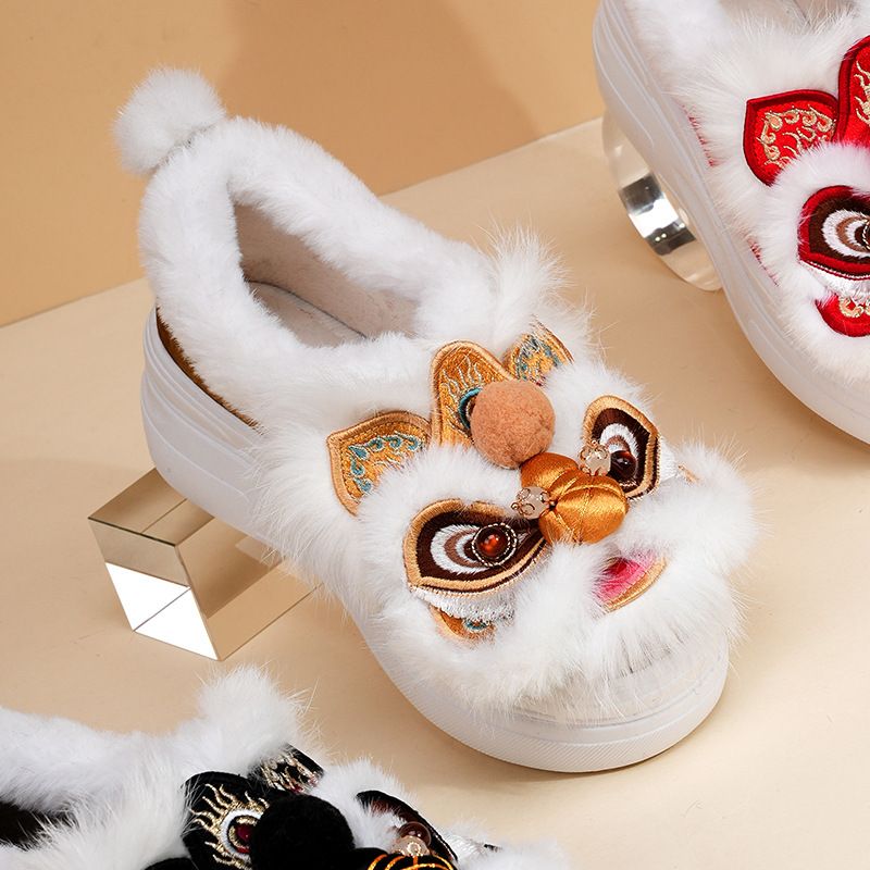 ShoeGlobe Schuhe aus echter Wolle und Baumwolle mit Tigerkopf- und Löwentanzmotiv, dick besohlen, handgefertigt und bestickt, im Ethno-Stil (1913-26)_voghion.com