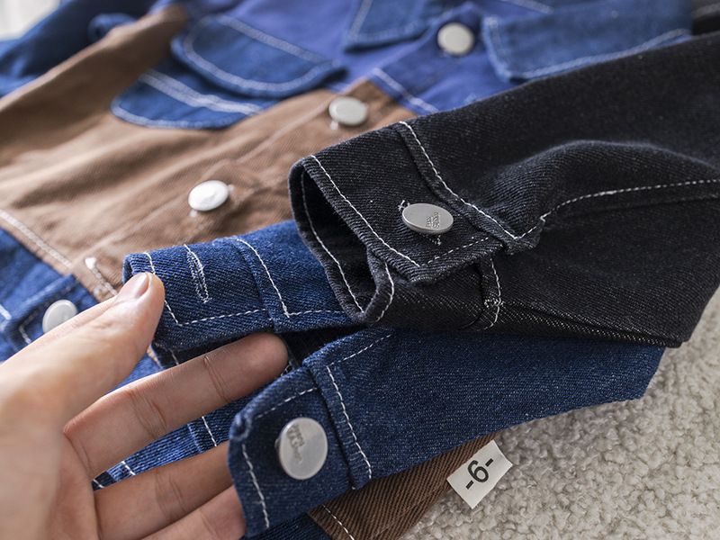 Kinderkleidung Neue Frühlings- und Herbst-Revers-Farbabstimmungsjacke für Jungen mit Buchstabendruck-Unterhemd und Jeanshose dreiteiliges Set_voghion.com