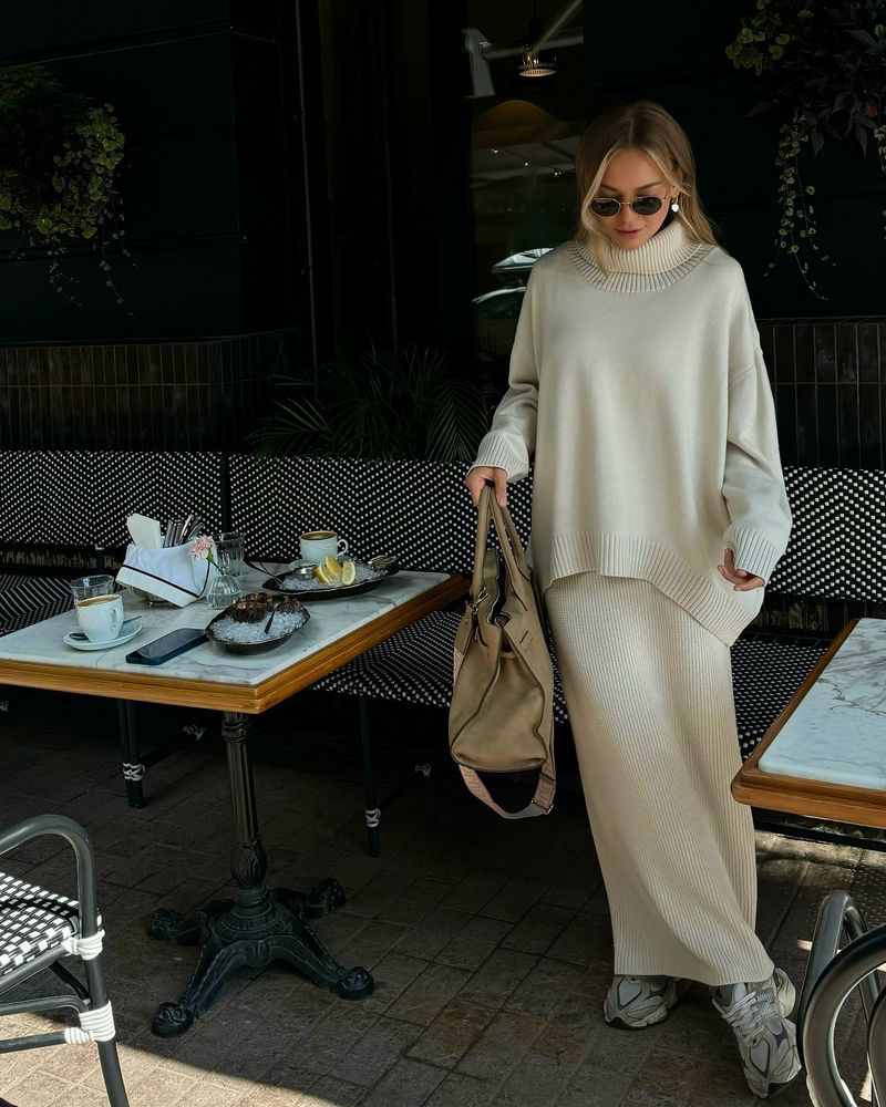 Zweiteiliges Damen-Strickset im französischen Stil: Damenpullover mit Stehkragen, langen Ärmeln und lockerer Passform sowie gerader Rock – ein lässiges Herbst-Winter-Outfit_voghion.com