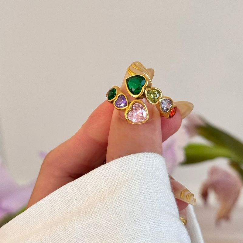 Anello in acciaio al titanio elettroplaccato in oro vero INS con cuore di pesca, smeraldo e zircone, molto venduto_voghion.com