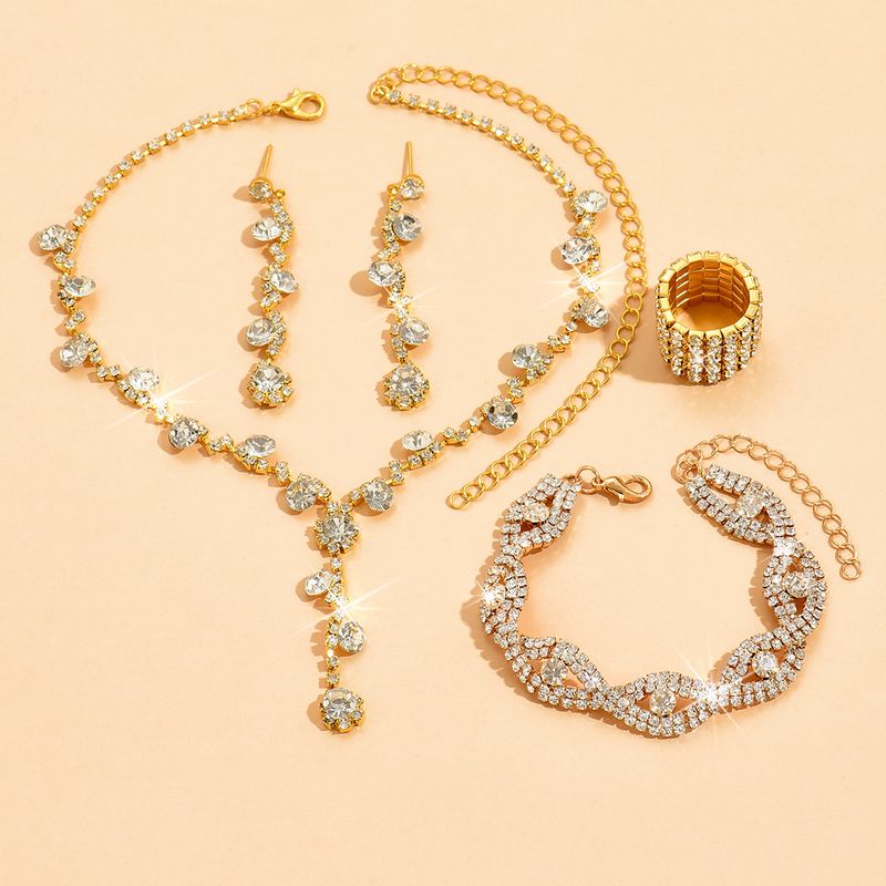 Set di gioielli da donna con diamanti lucidi intarsiati, collana, orecchini, bracciale e anello_voghion.com