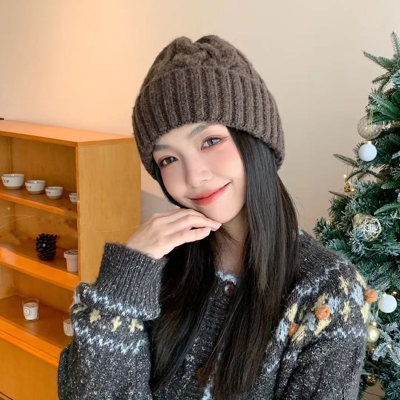 Pull en tricot chaud conçu spécifiquement pour les femmes, avec un design en tricot rayé élégant adapté à une variété d'occasions, un chapeau d'hiver de grande taille._voghion.com