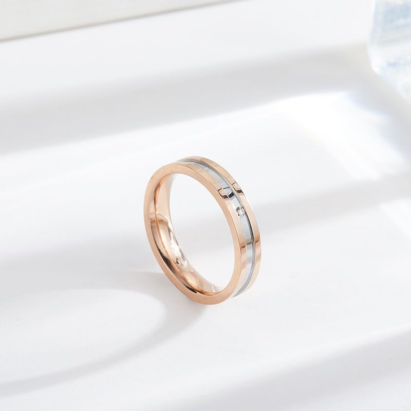 Anello in acciaio al titanio elettroplaccato con diamanti intarsiati, design di nicchia resistente alla luce, anelli di coppia in oro rosa, gioielli_voghion.com