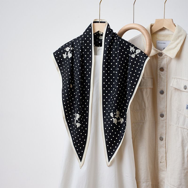 Foulard triangle en soie imprimé cajou pour femme, style sergé, ambiance estivale_voghion.com