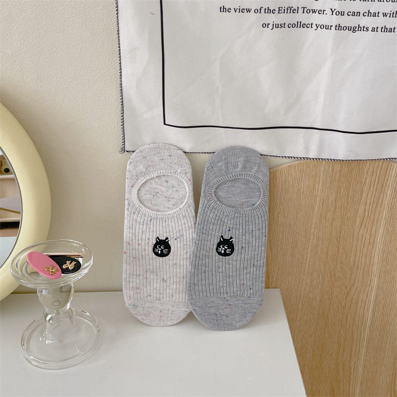 Chaussettes invisibles brodées chat mignon pour femmes et hommes - Chaussettes basses invisibles en coton respirant avec adhérence antidérapante pour un usage quotidien_voghion.com