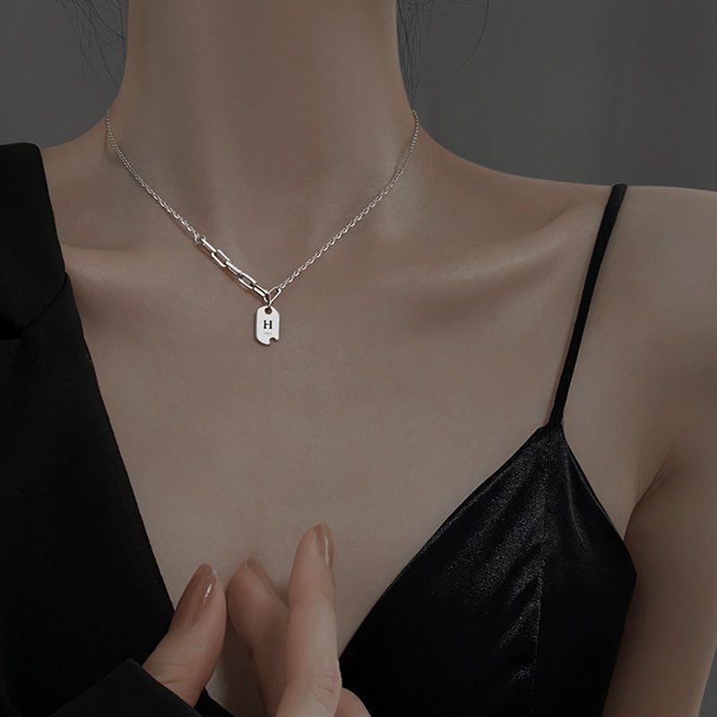 Collana con ciondolo quadrato con lettera in argento, design estivo di nicchia, sensazione di alta qualità, 2024, nuova catena per clavicola con zirconi intarsiati, Internet_voghion.com