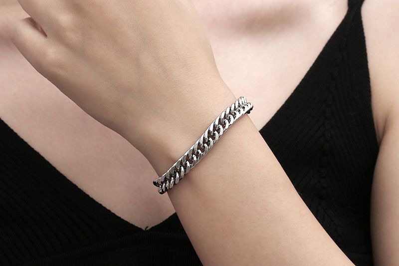 Bracciale da uomo in acciaio al titanio con maglie cubane - Catena minimalista alla moda per uomo e donna - Gioielli unisex con design geometrico e catena cubana in stile freddo_voghion.com