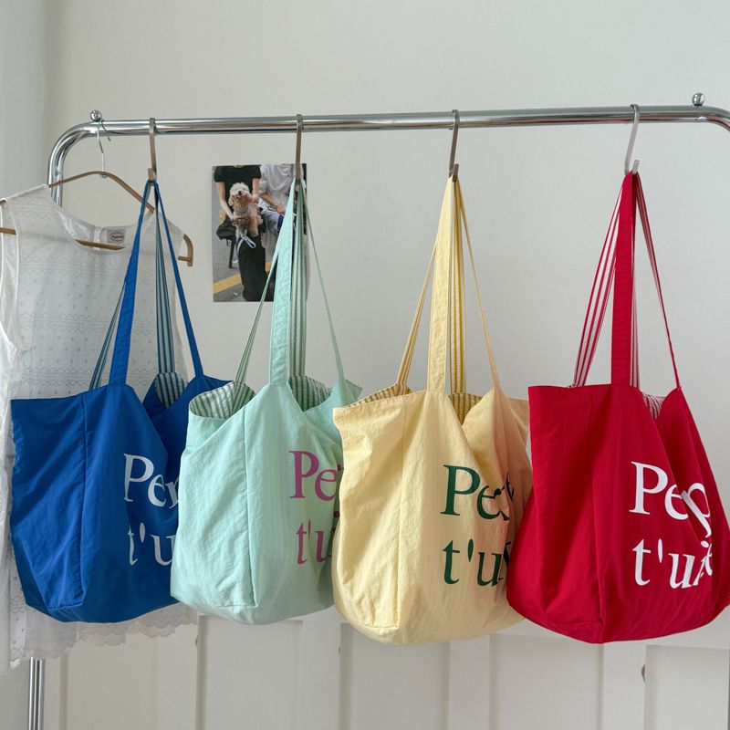 Sac fourre-tout décontracté en nylon de style coréen, sac à main à imprimé lettre tendance, sac à bandoulière simple rayé double face de célébrités d'Internet_voghion.com