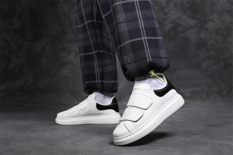 P Küçük Beyaz Ayakkabı Erkeklerin Kalın Tabanlı Yükseltilmiş Rahat Velcro Spor Ayakkabılarının Yeni Kore Versiyonu_voghion.com