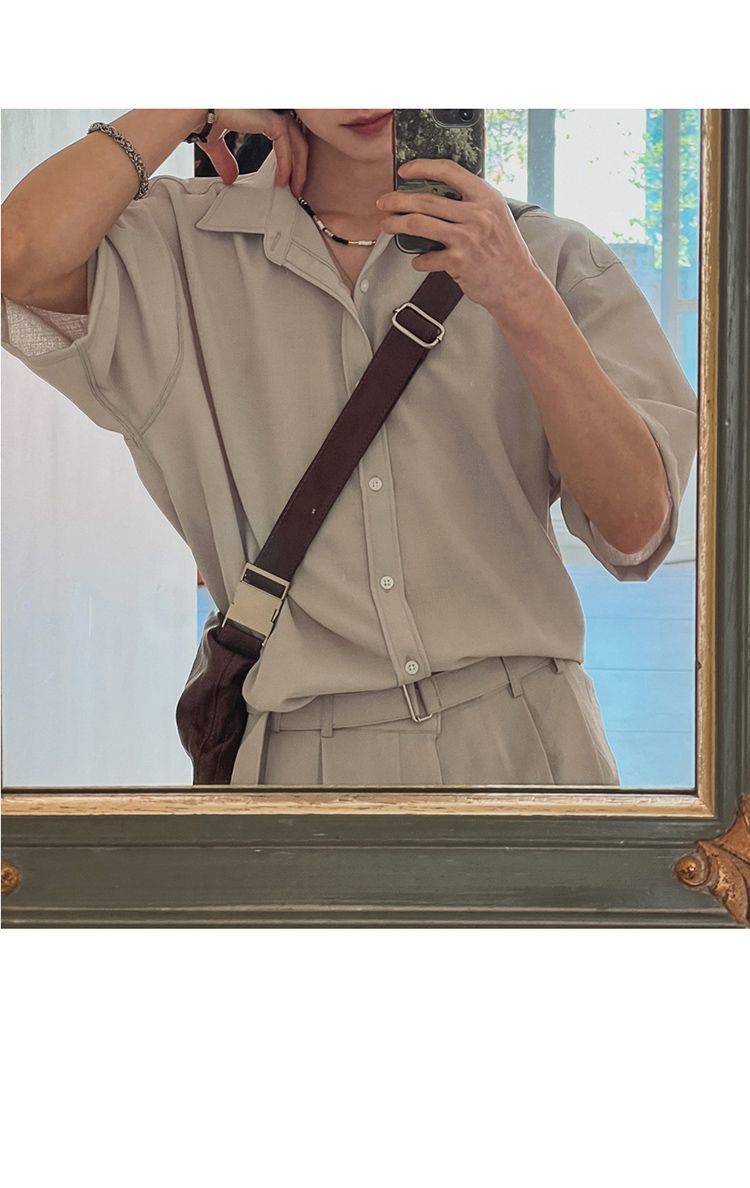 Completo casual da ufficio ispirato: camicia a maniche corte con spalle scese e pantaloni dritti e comodi, leggero misto poliestere-lino per l'estate_voghion.com