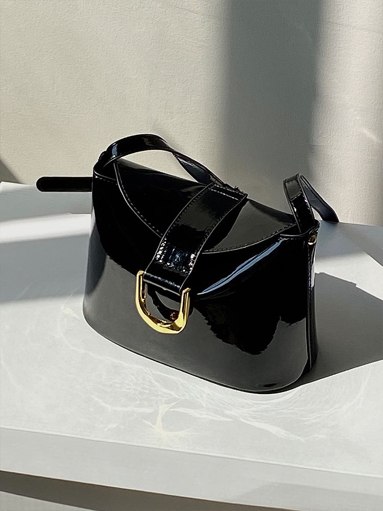 Moda di nicchia per le donne 2024 nuova tendenza della borsa a tracolla a spalla singola versatile con fibbia a ferro di cavallo in vernice a secchiello_voghion.com