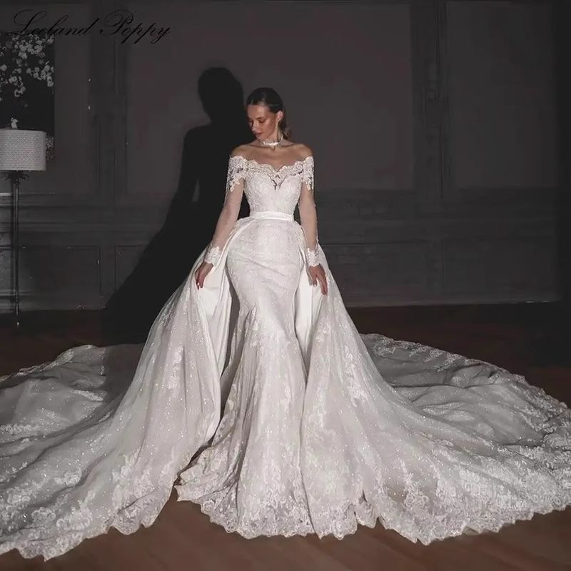 Elegante off-shoulder kanten trouwjurk met sleep en open rug – ook voor grote maten_voghion.com