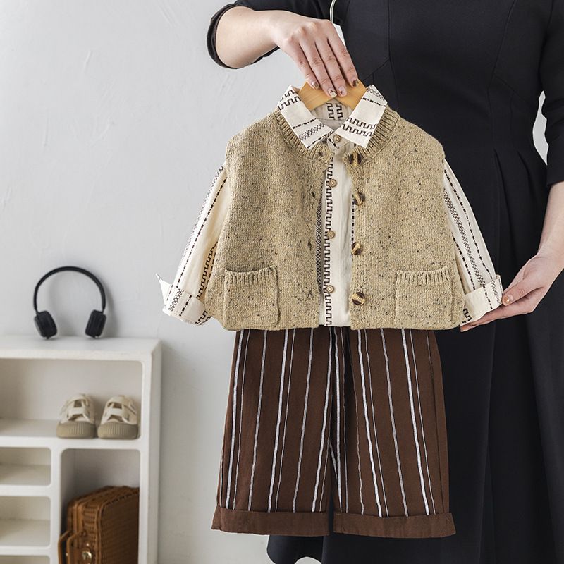 Jungen-Set 2025 Frühling Herbst Neues Maillard-Stil Taschenpullover Strickjacke Weste Set mit vertikalen Streifen und Schlaghose_voghion.com