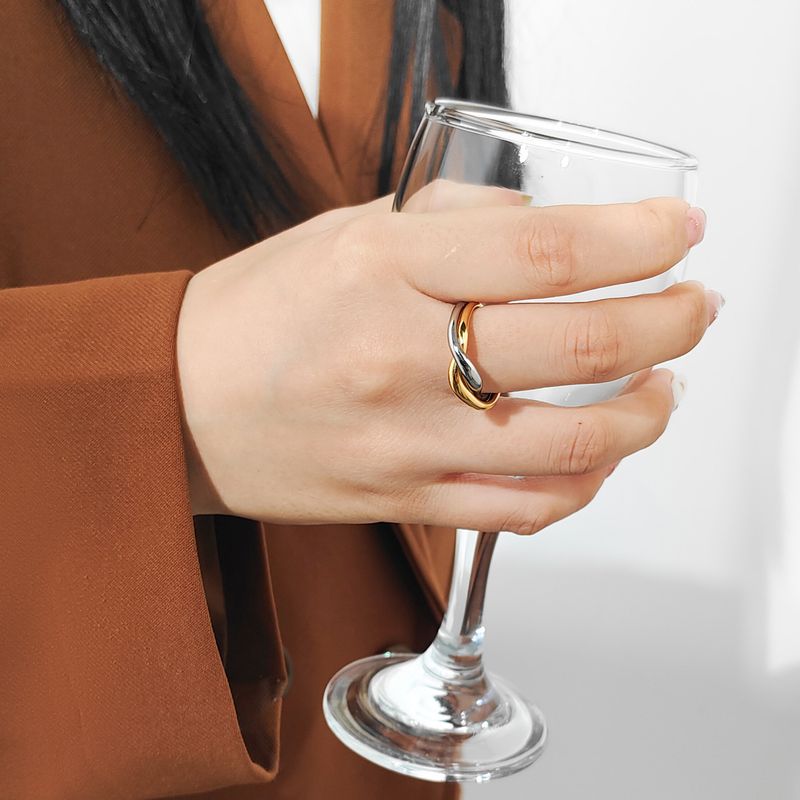 Damenschmuck Gestapelter Doppelring aus Edelstahl Persönlichkeit Einfacher, ineinander verschlungener Paarring Nischenring mit High-End-Design_voghion.com