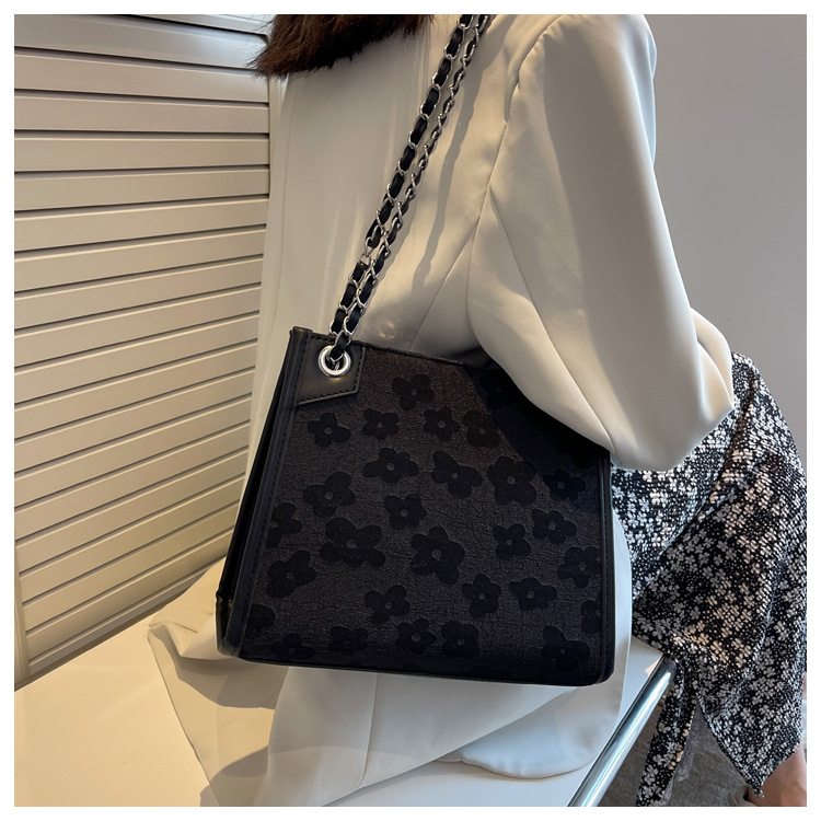Grand sac jacquard en soie de grande capacité pour femmes, sacoche à bandoulière large, fourre-tout assorti à la mode, nouvelle collection 2023_voghion.com