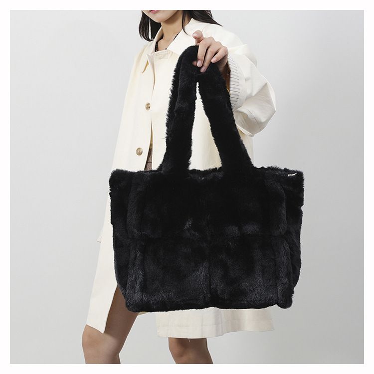 Piccola borsa a mano in pelliccia di nicchia per donna, nuova moda autunno e inverno 2024, borsa a mano in peluche di grande capacità_voghion.com