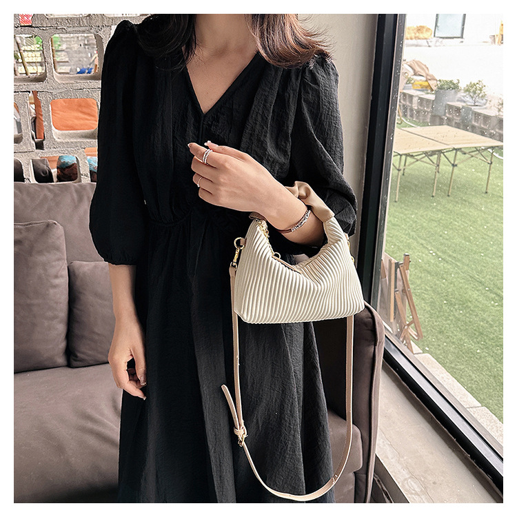 This Year's Popular Niche Design Bag Women's Pleated Handbag 2023 New Fashion high-end armpit small square bag_voghion.com